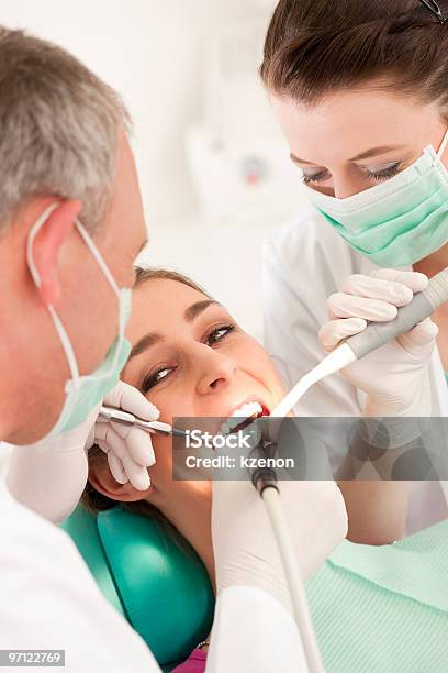 Paciente Con Tratamiento Dental Dentista Foto de stock y más banco de imágenes de Adulto - Adulto, Asistencia sanitaria y medicina, Atención primaria