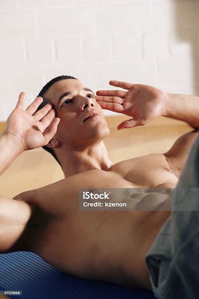 Homem exercitar na academia de ginástica-situps - Foto de stock de Abdominais royalty-free