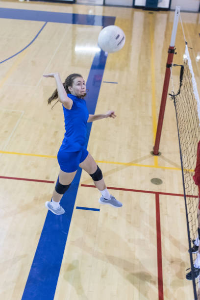 dziewczyna wybijanie siatkówka - sport volleyball high school student teenager zdjęcia i obrazy z banku zdjęć