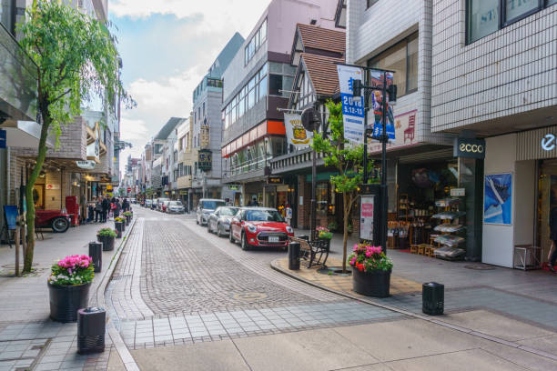 calle comercial motomachi. es una calle comercial de moda que siguen las calles empedradas. - chuo ward fotografías e imágenes de stock