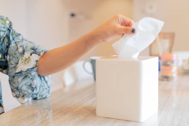 women hand picking napkin/tissue paper from the tissue box - tissue imagens e fotografias de stock