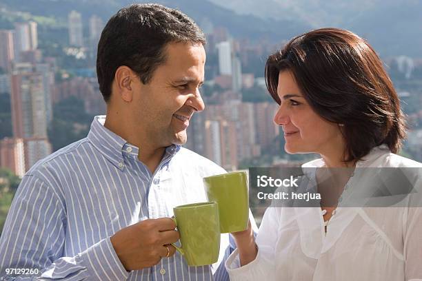 Amorevole Coppia Bere Caffè - Fotografie stock e altre immagini di Adulto - Adulto, Affettuoso, Ambientazione esterna