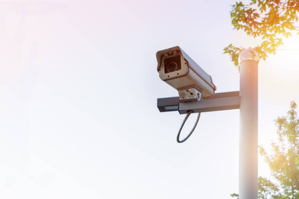 extérieure de sécurité cctv moniteur couleur blanche sur fond de ciel et les arbres - sky tree audio photos et images de collection