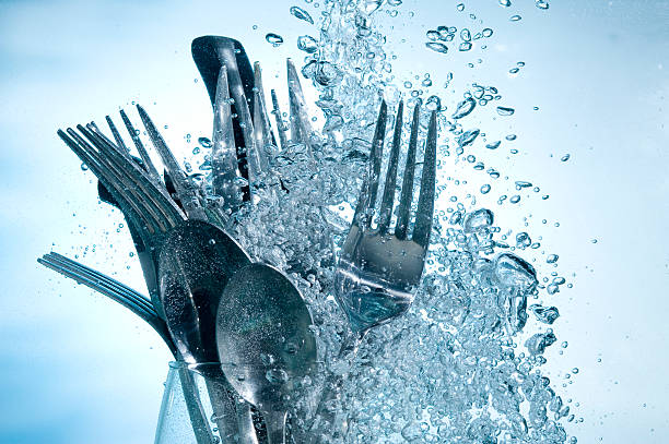 utensilios de cocina - silverware clean wet kitchen utensil fotografías e imágenes de stock