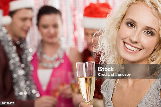 Ragazza Con Champagne - Fotografie stock e altre immagini di Adulto - Adulto, Alchol, Allegro
