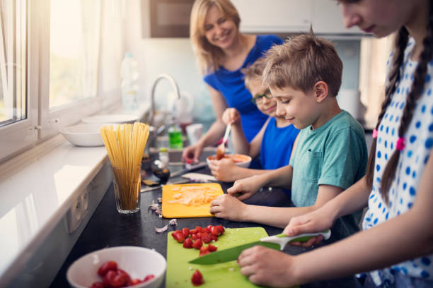 niños preparando almuerzo - child eating healthy eating healthy lifestyle fotografías e imágenes de stock