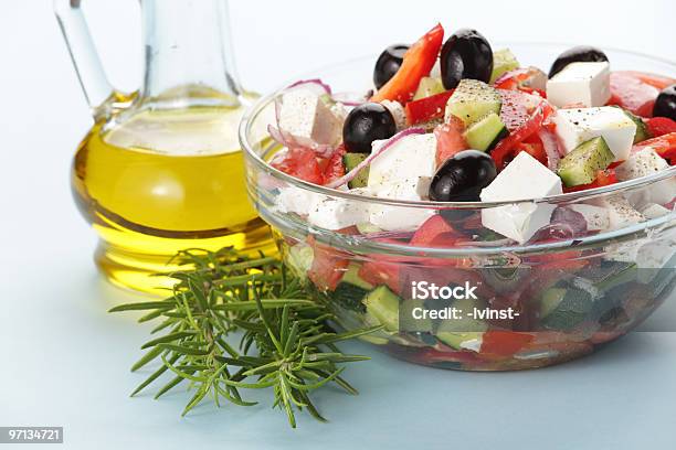 Salada Grega - Fotografias de stock e mais imagens de Alecrim - Alecrim, Almoço, Azeite