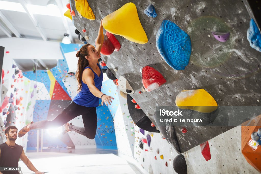 Indoor Wand Klettern und Bouldern Extremsport - Lizenzfrei Klettern Stock-Foto