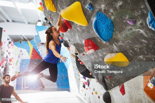 Indoor Wand Klettern Und Bouldern Extremsport Stockfoto und mehr Bilder von Klettern - Klettern, Kletterwand - Kletterausrüstung, Steigen