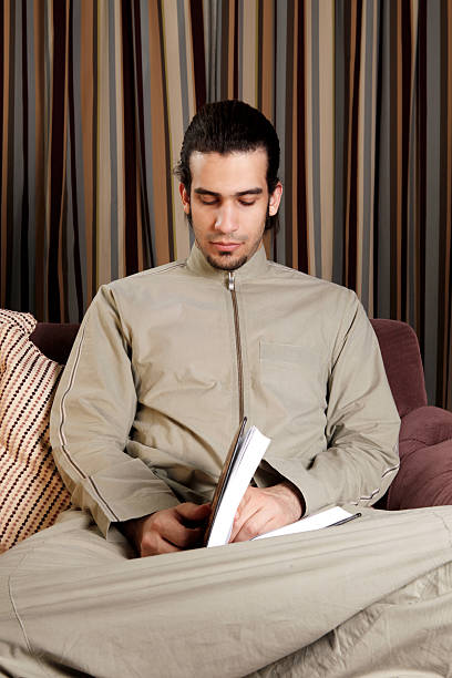 Saudi Arabian homem lendo um livro e relaxar - foto de acervo