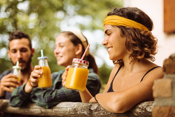 freunde trinken orangensäfte im freien zweisamkeit - coffee couple italy drinking stock-fotos und bilder