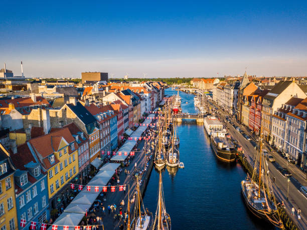 copenhague, dinamarca. nuevo puerto canal y entretenimiento famosa calle. vista aérea disparar desde la parte superior. - dinamarca fotografías e imágenes de stock