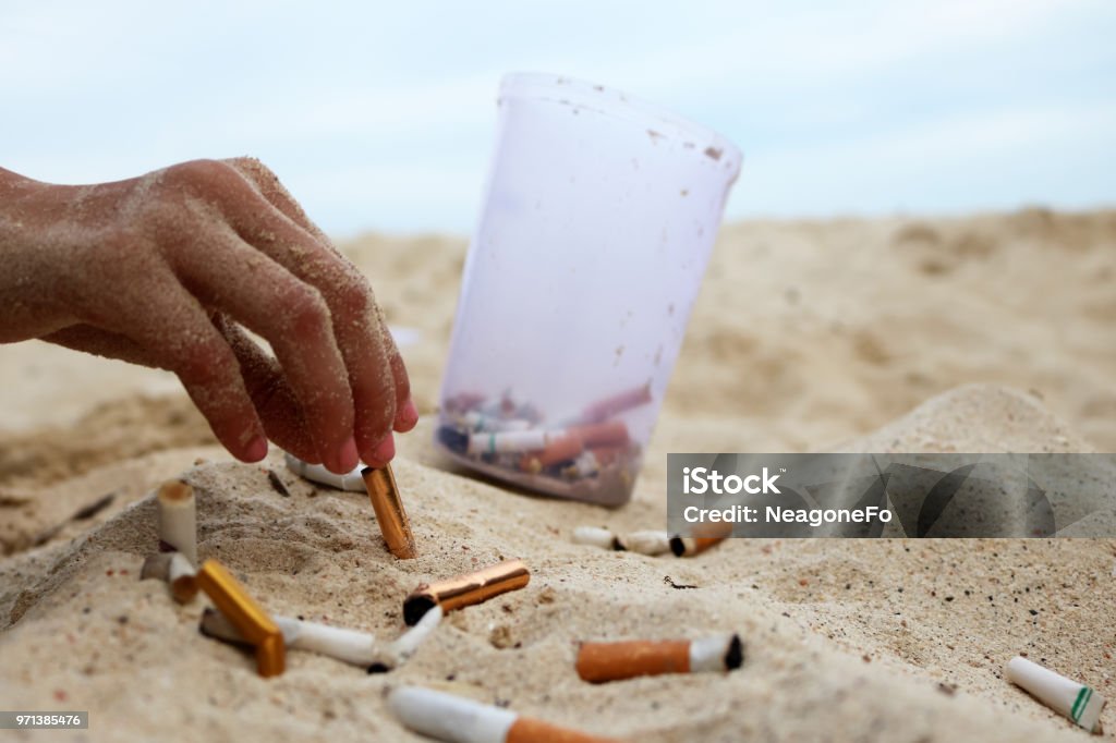 Cenicero del cigarrillo y el tabaco en la playa - Foto de stock de Playa libre de derechos