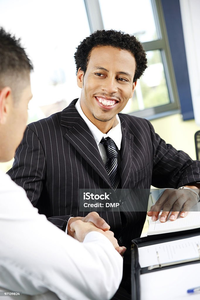 Schwarze Geschäftsmann Hände schütteln mit Kollegin im Büro - Lizenzfrei Abmachung Stock-Foto