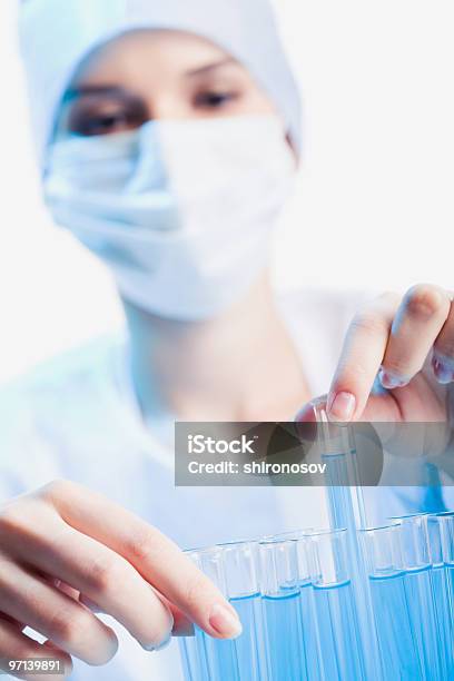 Médicos Analisar - Fotografias de stock e mais imagens de Analisar - Analisar, Azul, Balão - Artigo de Vidro de Laboratório