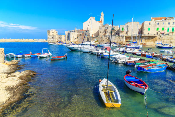 barcos de pesca en pequeño puerto giovinazzo cerca de bari - el cotillo fotografías e imágenes de stock