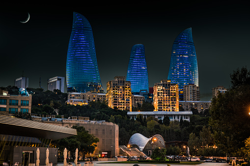 Luna y llama Torres rascacielos en la noche en Bakú, Azerbaiyán. photo