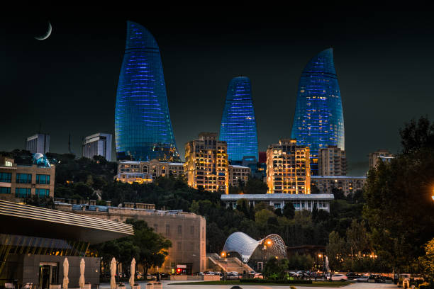 バクー、アゼルバイジャンの夜の月と炎タワー超高層ビル。 - アゼルバイジャン ストックフォトと画像