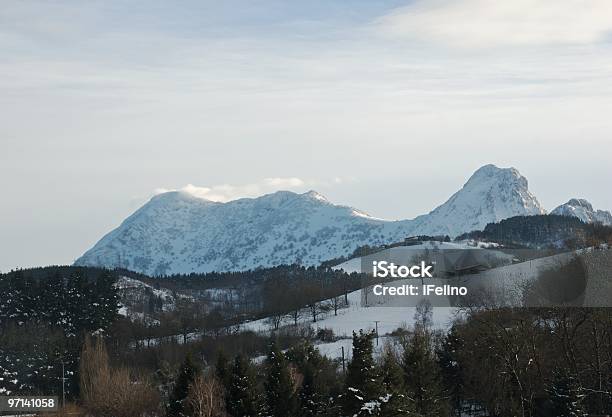 Paisaje De Invierno País Vasco Foto de stock y más banco de imágenes de Aire libre - Aire libre, Alpes Europeos, Alto - Descripción física