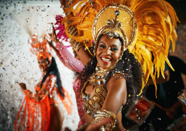 sentindo o ritmo - rio de janeiro carnival samba dancing dancing - fotografias e filmes do acervo