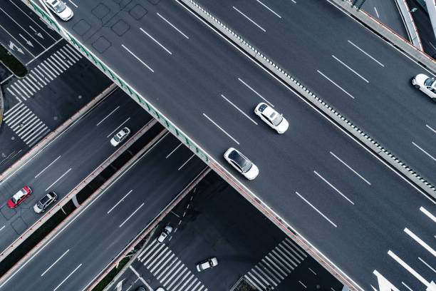 vista aérea da estrada e viaduto na cidade - concrete curve highway symbol - fotografias e filmes do acervo