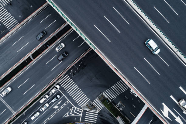 vista aérea da estrada e viaduto na cidade - concrete curve highway symbol - fotografias e filmes do acervo