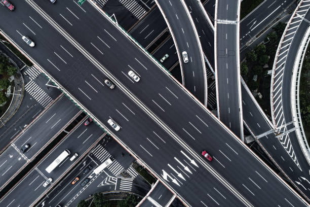 vista aérea da estrada e viaduto na cidade - concrete curve highway symbol - fotografias e filmes do acervo