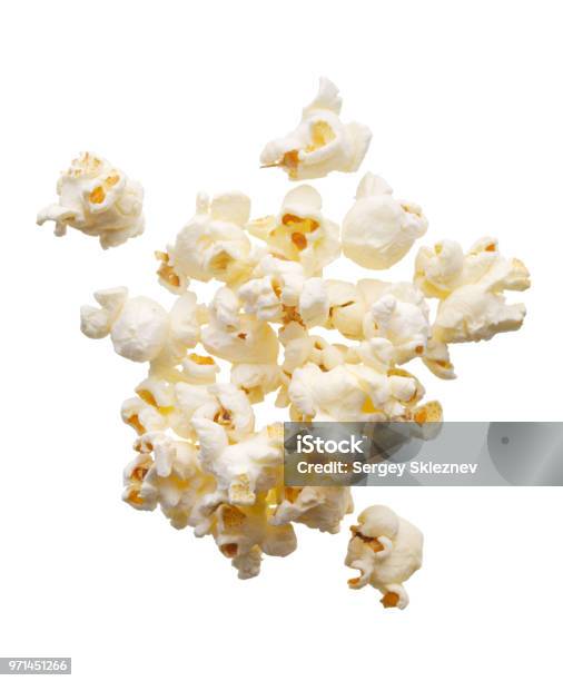 Photo libre de droit de Maïs Soufflé Épars banque d'images et plus d'images libres de droit de Pop-corn - Pop-corn, Fond blanc, Objet ou sujet détouré