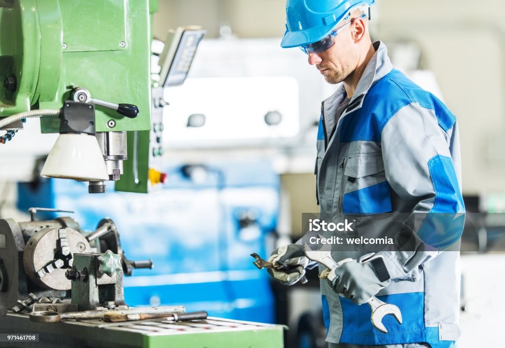 Meccanico meccanico di macchine per la lavorazione dei metalli - Foto stock royalty-free di Riparare