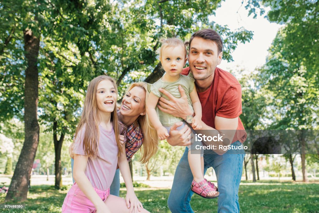 두 딸과 함께 행복 한 젊은 가족 2세대 가족에 대한 스톡 사진 및 기타 이미지 - 2세대 가족, 가족, 건강한 생활방식 - Istock