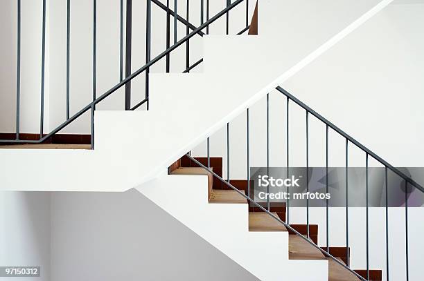Voo De Escadas - Fotografias de stock e mais imagens de Acabar - Acabar, Arquitetura, Azulejo