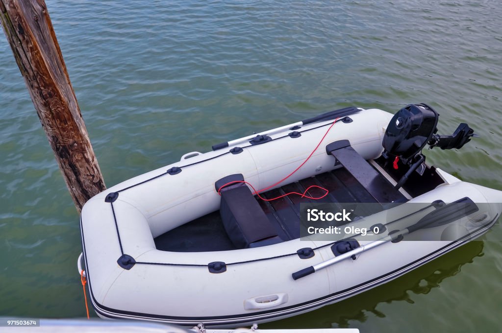 George Hanbury Billy Goat moersleutel Inflatable Rubber Boat With Motor Stock Photo - Download Image Now - Craft,  Direction, Engine - iStock