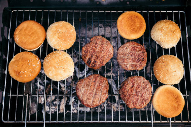 バンズと肉のパテのアウトドア バーベキューのグリル - barbecue grill barbecue burger hamburger ストックフォトと画像