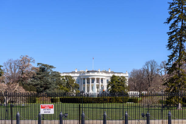 casa blanca norte fachada césped washington, dc - washington dc day white house american flag fotografías e imágenes de stock