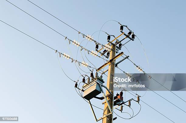 Electricidad Polos Foto de stock y más banco de imágenes de Aislante - Aislante, Alto - Descripción física, Cable