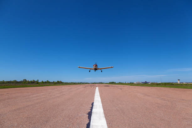 piper cherokee - wheel airplane landing air vehicle photos et images de collection