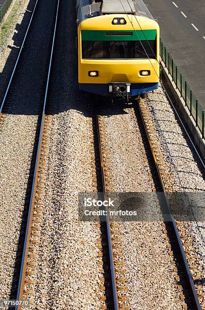 Tren Suburbano Foto de stock y más banco de imágenes de Aire libre - Aire libre, Amarillo - Color, Cable de conducción eléctrica