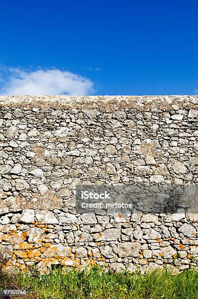 Foto de Parede De Pedras Rústicas e mais fotos de stock de Arcaico - Arcaico, Muro de pedra, Alto - Descrição Geral