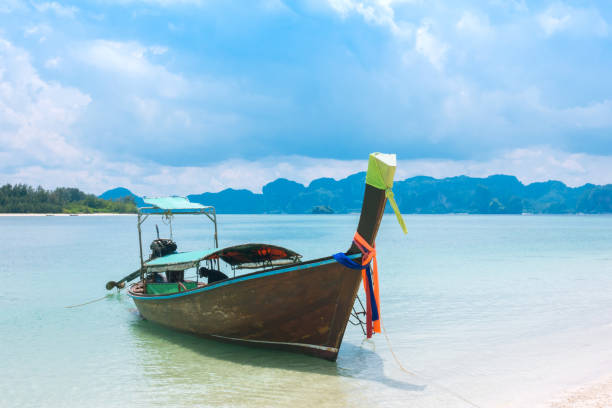 cielo blu. spiaggia nella provincia di krabi, thailandia. - phuket province thailand tourist asia foto e immagini stock