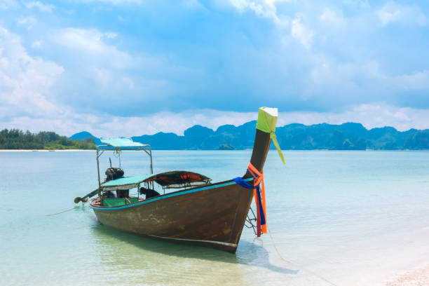 голубое небо. пляж в провинции краби, таиланд. - thailand beach nautical vessel phuket province стоковые фото и изображения