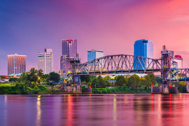 skyline de little rock, arkansas, etats-unis - night cityscape reflection usa photos et images de collection