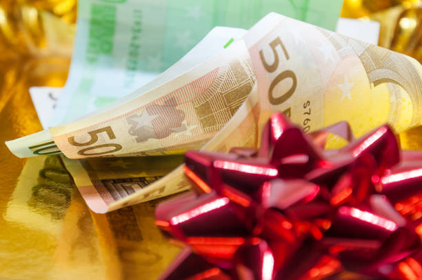 soldi su sfondo dorato - currency perks gift bow foto e immagini stock