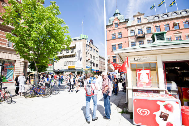 out for an ice cream @ gb glace - editorial urban scene horizontal people foto e immagini stock