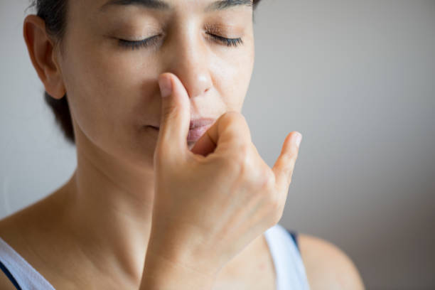 terapia de la respiración - exhalar fotografías e imágenes de stock