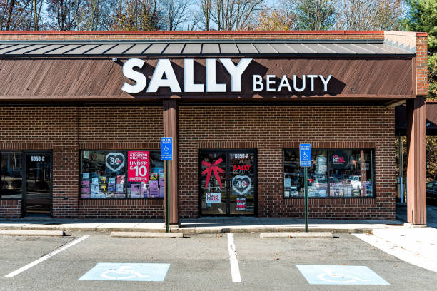 sally beauty supply negozio in plaza centro commerciale strip mall cartello in virginia con parcheggio, negozi - shopping mall store window display facade foto e immagini stock