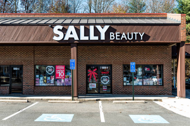 sally beauty supply sklep w centrum handlowym plaza strip mall znak w wirginii z parkingu, sklepów - strip mall shopping mall road street zdjęcia i obrazy z banku zdjęć