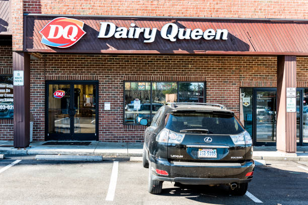 dairy queen fast food restauracja lodziarnia w centrum handlowym plaza strip mall znak w wirginii z parkingu, sklepów - strip mall shopping mall road street zdjęcia i obrazy z banku zdjęć