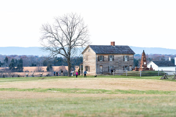 antigua casa de labranza de la granja edificio de madera en national battlefield park en virginia donde se libró la batalla de bull run - manassas war famous place park fotografías e imágenes de stock