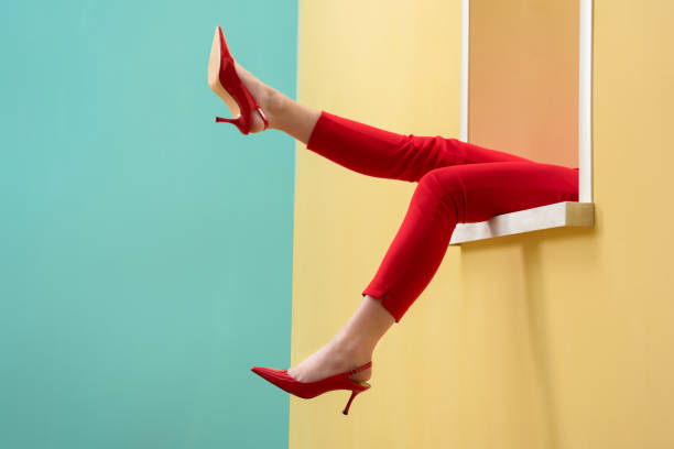 빨간 바지와 신발 장식 창 밖으로 다리를 outstretching에 여자의 부분 보기 - shoe women retro revival fashion 뉴스 사진 이미지
