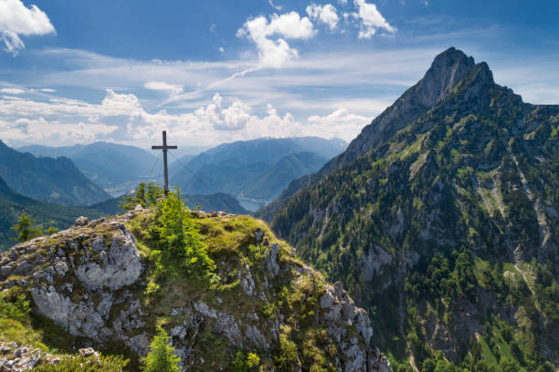 katzenstein summit cross gipfelkreuz with lake traunsee, austria, european alps - summit cross imagens e fotografias de stock